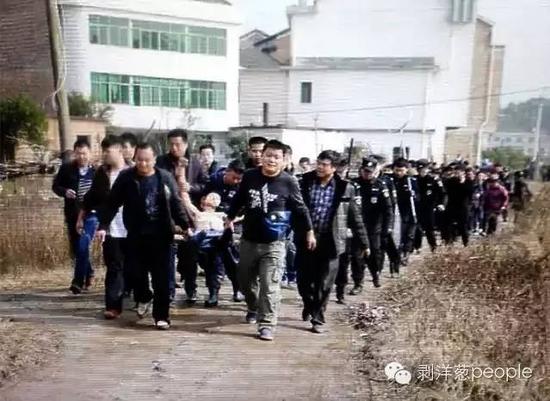 聶露勇被抓獲時畫面。