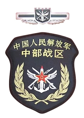 習近平將軍旗授予東部戰(zhàn)區(qū)司令員劉粵軍、政治委員鄭衛(wèi)平。