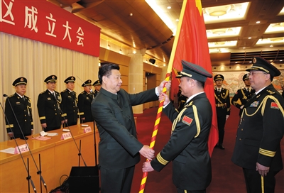 習近平將軍旗授予東部戰(zhàn)區(qū)司令員劉粵軍、政治委員鄭衛(wèi)平。