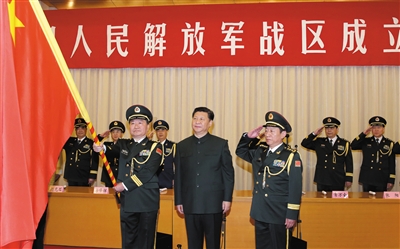 習近平將軍旗授予南部戰(zhàn)區(qū)司令員王教成、政治委員魏亮。
