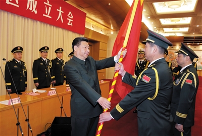 習近平將軍旗授予西部戰(zhàn)區(qū)司令員趙宗岐、政治委員朱福熙。