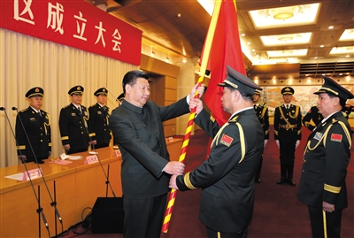 習近平將軍旗授予北部戰(zhàn)區(qū)司令員宋普選、政治委員褚益民。