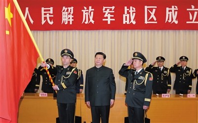 習近平將軍旗授予中部戰(zhàn)區(qū)司令員韓衛(wèi)國、政治委員殷方龍。