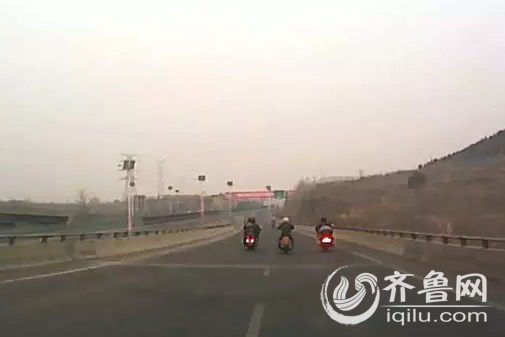 三十多輛摩托山東高速上飆車(chē) 交警攔不住(圖)