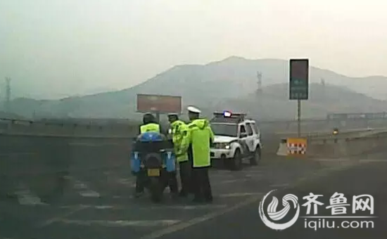 三十多輛摩托山東高速上飆車(chē) 交警攔不住(圖)