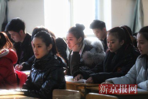 主持系考生正在備考區(qū)等待考試。