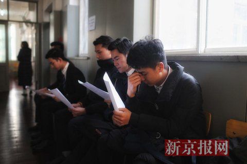 主持系考生正在備考區(qū)等待考試。