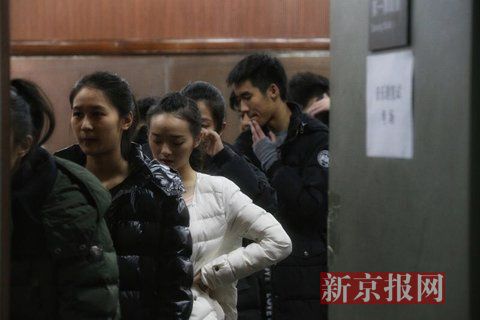 音樂劇系考生在備考區(qū)域等待考試。新京報(bào)記者 周崗峰 攝
