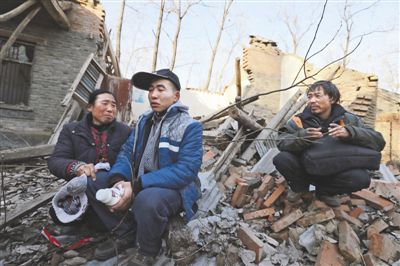 2014年1月，取保候?qū)彽乃螤?zhēng)光和父母看著殘敗的房子，默默流淚
