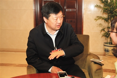 昨日下午，全國人大代表、哈爾濱市長宋希斌在駐地接受新京報記者專訪。張磊 攝