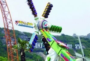 3月28日零點(diǎn)剛過幾分鐘，上海迪士尼6月16日開園日的門票就宣告售罄，巨大的訪問量一度導(dǎo)致票務(wù)系統(tǒng)出現(xiàn)間歇性故障，被網(wǎng)友調(diào)侃“激烈程度堪比春運(yùn)”。網(wǎng)上甚至有“黃?！睂⒁粡堥_園門票炒到幾千元。