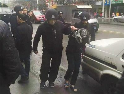 達(dá)州市警方押解剛被抓獲的犯罪嫌疑人褚思練（裹頭巾者）。 本組圖片/新華社
