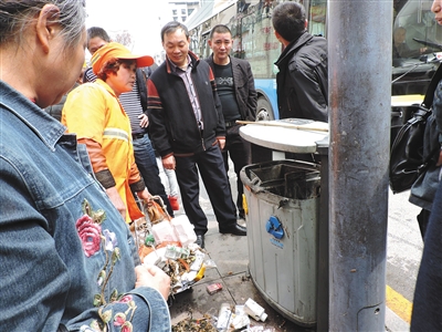 四川達(dá)州市通川區(qū)一垃圾桶，被搶槍支在此被找到。