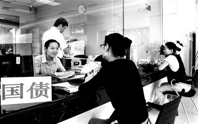 由于網(wǎng)銀和柜臺同時開售，部分銀行網(wǎng)點(diǎn)甚至來不及賣出一筆就發(fā)現(xiàn)額度全部被搶光供圖/視覺中國