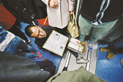 在賣藝時，李大鵬會把判決結(jié)果掛在胸前