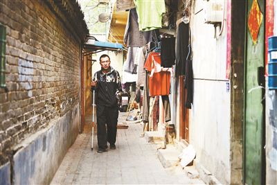 雖然曾被報道擁有兩套房產(chǎn)，李大鵬實際的租住地在一片棚戶區(qū)里