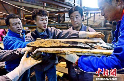 圖為南昌西漢?；韬钅怪鳂∈铱脊虐l(fā)掘現(xiàn)場出土了一組漆器“屏風”。　郭晶 攝