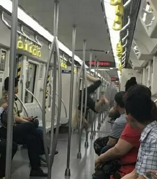 女子在地鐵上跳鋼管舞。