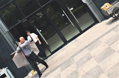 昨日11時許，新華聯(lián)國際公寓門口，一男子將電視等賭具轉移，后被警方控制