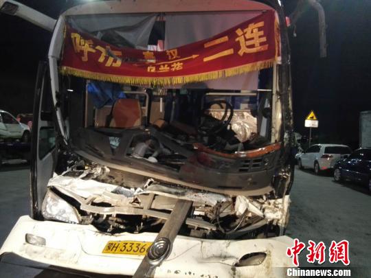 圖為載客大巴車(chē)，受損嚴(yán)重。