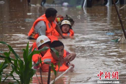 資料圖：6月20日，貴州省黔西南州暴雨成災(zāi)。圖為消防員抗洪救人?！∏髂舷?攝