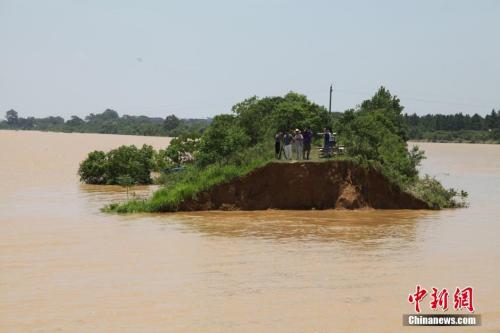 資料圖：6月21日，江西鄱陽縣濱田水庫泄洪道河堤(濱田河)潰口現(xiàn)場。 王劍 攝
