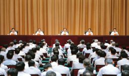上圖為全省領(lǐng)導(dǎo)干部會議會場。 本報記者李聯(lián)軍攝