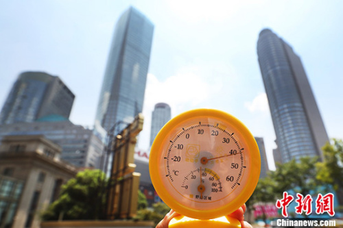 7月26日中午12點(diǎn)39分，南京街頭高溫逼人，用溫度計(jì)測(cè)量的實(shí)時(shí)溫度超過(guò)40攝氏度。 中新社記者 泱波 攝