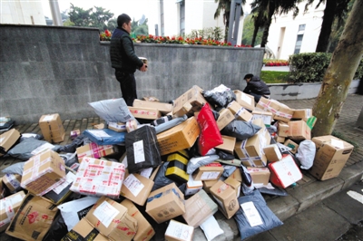 2015年11月19日，江蘇省南京市，河海大學(xué)校園外的路上大堆的快遞。圖/視覺(jué)中國(guó)