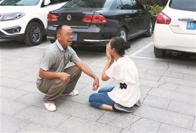 一位來自山西的父親，在燕郊找到陷入傳銷組織的女兒，當(dāng)街痛哭，求女兒回家