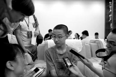 14歲的最小新生黃家琪淡定接受記者群訪。