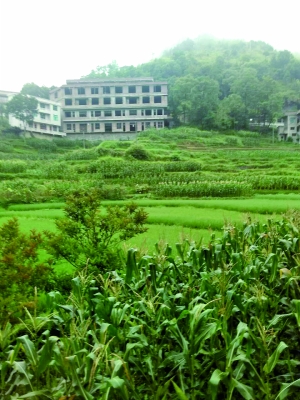 湖南新邵縣迎光鄉(xiāng)上沙溪村支書彭承雙家新蓋的房子。