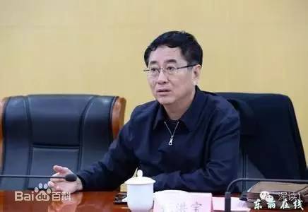 通報指出，張洪寶眼看著幾年前還不知名的個體老板搖身一變成為大企業(yè)家，心里既艷羨又發(fā)酸，滋生了“我為他們贏得了好的發(fā)展機遇，收些款物就權當是對我這些年辛勤工作的一種補償”的念頭。于是他開始熱衷于與身邊的企業(yè)老板拉拉扯扯、勾肩搭背，剛開始只是幾頓飯、幾張卡，日積月累，越陷越深，不給錢不辦事，給了錢才辦事，在東麗人稱