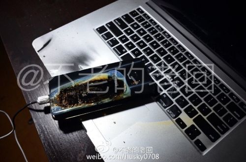 根據(jù)圖片來看，蘋果MacBook Pro筆記本觸控面板左邊部分被熏黑，而且該網(wǎng)友也提供了充電設(shè)備，就是三星Note 7原裝充電器。