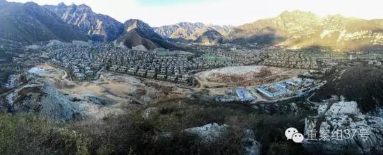 河北淶水“青青小鎮(zhèn)”1-6期全景圖，上百棟別墅組成的別墅群依山而建。部分山體被炸平，準(zhǔn)備建起聯(lián)排雙拼別墅。    新京報(bào)記者 大路 攝