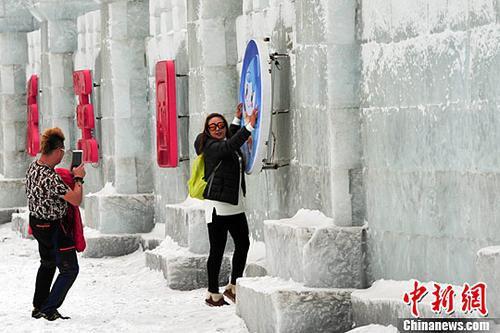 1月28日，遼寧沈陽(yáng)，游客在冰雪大世界游玩。中新社記者 于海洋 攝