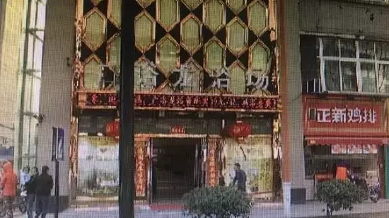 張阿姨說，附近柜臺一名工作人員，說什么也不讓她在這塊走廊哄孫女，幾句不和，雙方吵了起來。