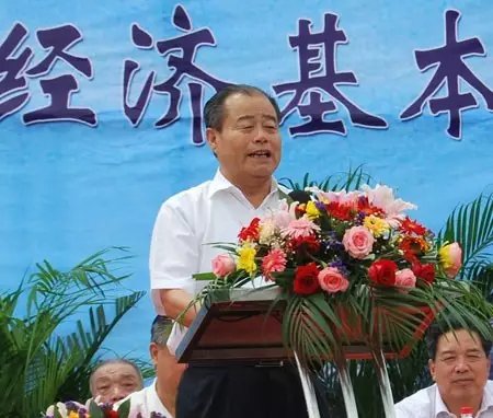 信發(fā)集團(tuán)發(fā)展成為一家集發(fā)電、供熱、氧化鋁、電解鋁、碳素、燒堿、聚氯乙烯、電石、鋁深加工等產(chǎn)業(yè)于一體的現(xiàn)代化大型企業(yè)集團(tuán)，位于山東聊城茌平縣。2016年10月，信發(fā)集團(tuán)董事局主席張學(xué)信在接受山東商報(bào)采訪時(shí)表示，44年企業(yè)沒有一名員工離職。