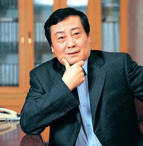 靠一瓶一瓶賣水發(fā)家的娃哈哈董事長宗慶后曾接受《環(huán)球時(shí)報(bào)》采訪表示，企業(yè)家社會責(zé)任除了體現(xiàn)在為社會創(chuàng)造財(cái)富，解決更多就業(yè)，以及增加稅收貢獻(xiàn)，再者就是要把員工照顧好，讓員工在企業(yè)發(fā)展，收入生活水平提高。