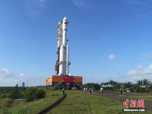 4月17日7時30分，承載著長征七號遙二運載火箭與天舟一號貨運飛船組合體的活動發(fā)射平臺，垂直轉(zhuǎn)運至發(fā)射區(qū)，標(biāo)志著“天舟一號”飛行任務(wù)正式進入發(fā)射階段。閆寧 攝