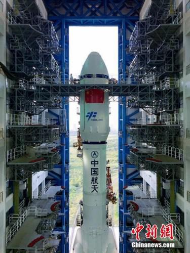 垂直轉(zhuǎn)運的順利完成，標(biāo)志著“天舟一號”飛行任務(wù)正式進入發(fā)射階段。張文軍 攝