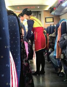 高鐵盒飯價格過高問題，近年來已成為社會熱點話題。高鐵盒飯價格緣何居高不下呢？究竟是盒飯企業(yè)壟斷化經(jīng)營，還是盒飯的成本高？這都需要高鐵相關(guān)部門公開透明，算出明細(xì)賬。