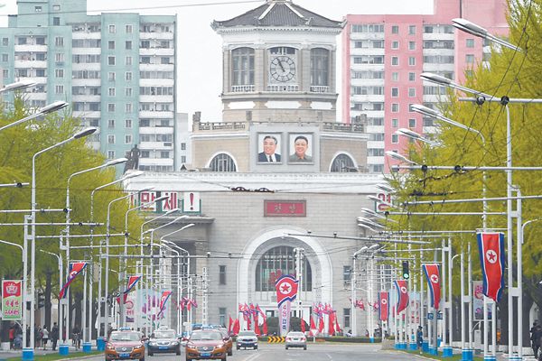 4月25日是朝鮮人民軍建軍85周年紀(jì)念日。圖為24日的平壤街頭。