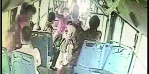 女司機(jī)路見(jiàn)不平一聲吼，小女孩方才脫身 視頻截圖