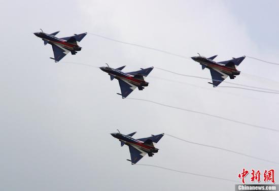 資料圖：殲-10表演機(jī)。<a target='_blank'  _fcksavedurl='http://www.chinanews.com/' _fcksavedurl='http://www.chinanews.com/'>中新社</a>發(fā) 申進(jìn)科 攝