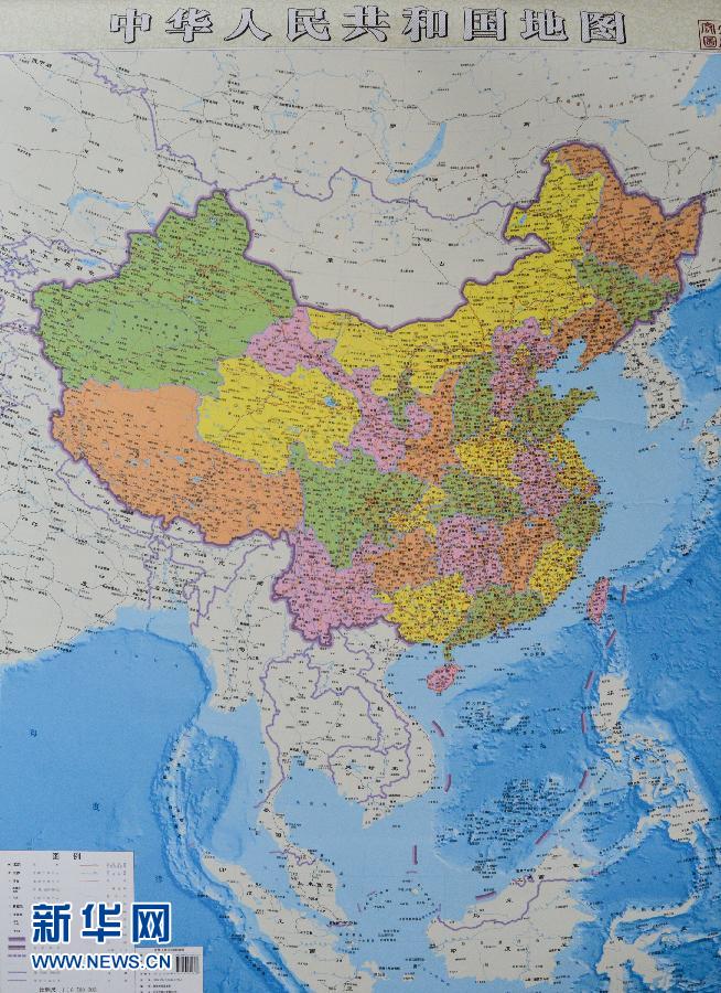 這是6月23日拍攝的豎版《中華人民共和國(guó)地圖》。