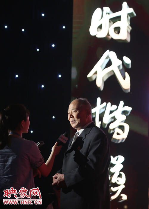 河南鄧州“編外雷鋒團”團長宋清梅，在“時代楷?！卑l(fā)布廳接受中央媒體現(xiàn)場采訪。