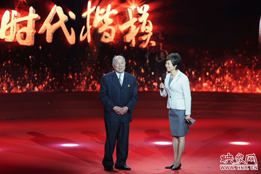 河南鄧州“編外雷鋒團”團長，在“時代楷模”發(fā)布廳接受敬一丹訪問。