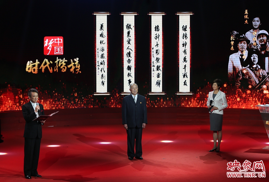 朗誦者現(xiàn)場朗誦贊河南鄧州“編外雷鋒團”的楹聯(lián)。
