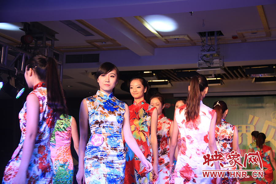 選手們身著中國(guó)的傳統(tǒng)服裝旗袍